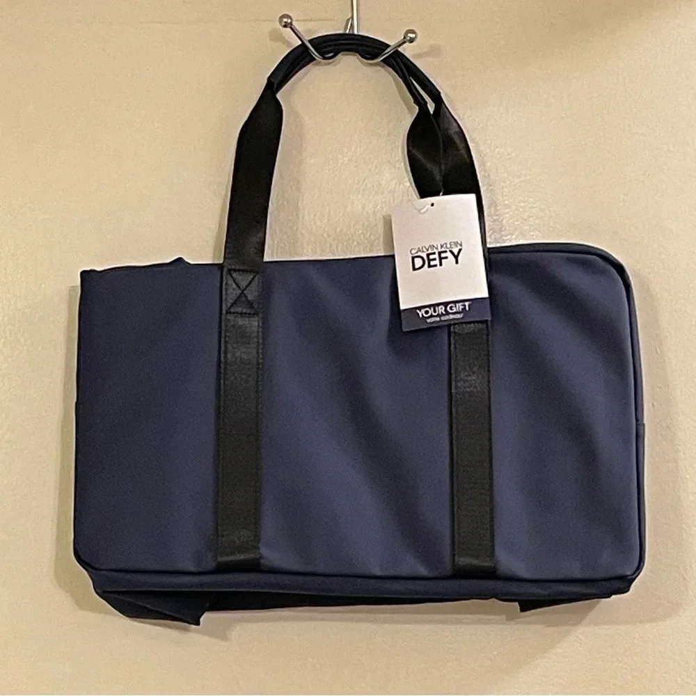 CALVIN KLEIN Weekender Duffle Bag in Navy‎